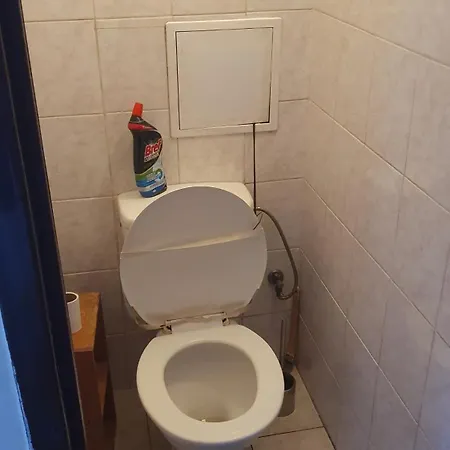 Ubytovanie v rodine Maxwel Twin In Flat With Shared Bathroom And Kitchen 2 Single Beds Forest 5 Minutes And Playgrounds Are 15 Mins Walking Free Tennis Court Bratislava
