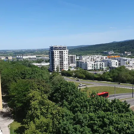 Maxwel Twin In Flat With Shared Bathroom And Kitchen 2 Single Beds Forest 5 Minutes And Playgrounds Are 15 Mins Walking Free Tennis Court Ubytovanie v rodine Bratislava